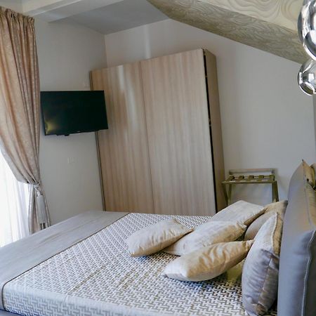 Phoenix Garda Hills Sirmione Buitenkant foto